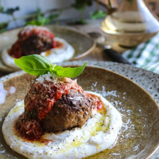 Jätteköttbulle på vispad ricotta, toppad med ljuvlig tomatsås och pecorino