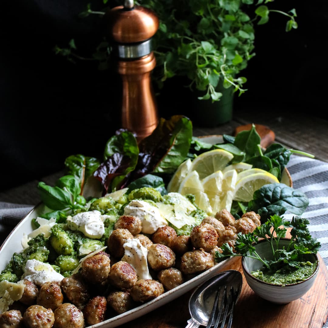 Gnocchi med miniköttbullar och persiljepesto