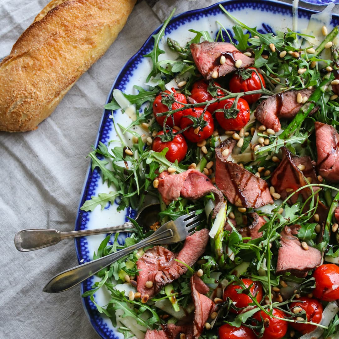 Tagliata på helstekt skivad ryggbiff med ruccola, sparris, parmesan och vispad taleggio