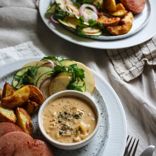 Stek falukorv med grönpepparsås och äppelsallad