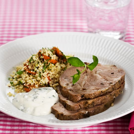 Fläskkarré med morots- och kumminbulgur och myntayoghurt