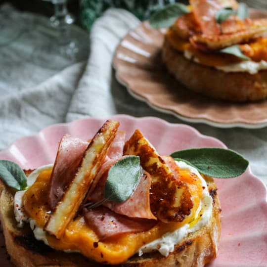 Grillat surdegsbröd med pumpacreme/färskost, stekt haloumi och salami