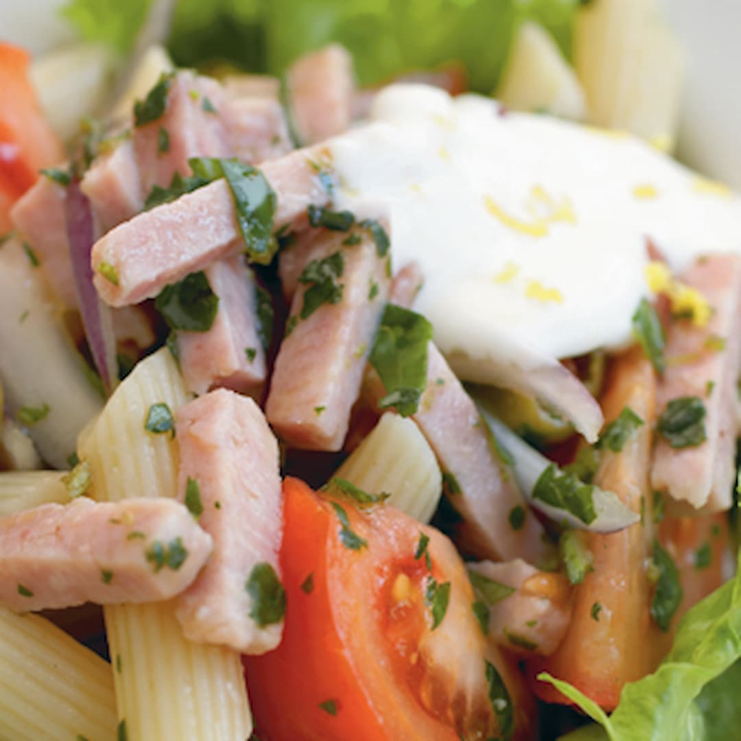 Basilikakryddad pastasallad med strimlad skinka, oliver, tomat, rödlök och citrondressing